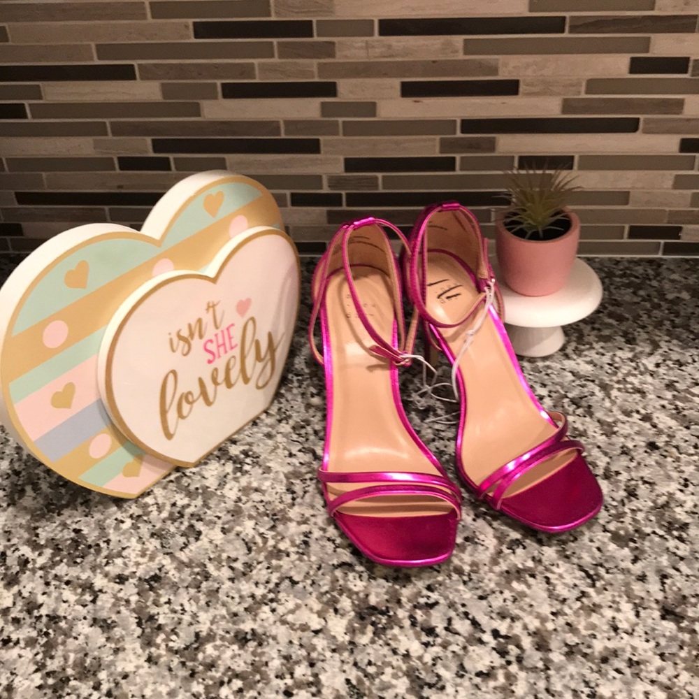 🦄A new Day Fuschia Pink sandal heels